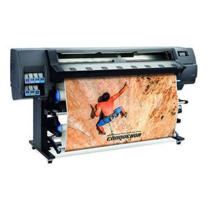 Printer za tisak velikih formata s otisnutim plakatom